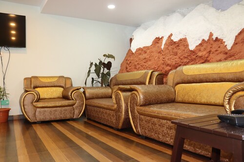 Romantic Lake View Hotel With Balcony, Bath Tub and own Restaurant