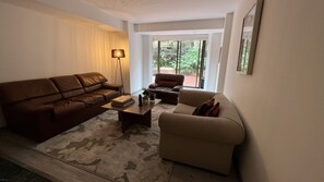 Smart-TV, bøker og stereoanlegg