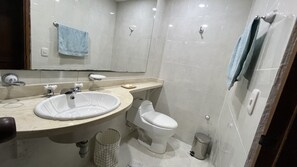 Dusj, hårføner, håndklær og såpe