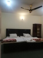 Tabla de planchar con plancha, wifi gratis y ropa de cama 