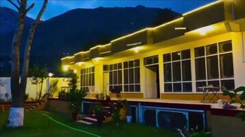 Fachada de la propiedad por la tarde o noche