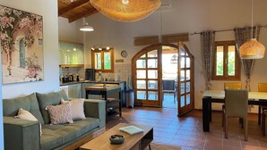 Un salon confortable avec un canapé, une table basse et un coin repas comprenant des chaises et une table.