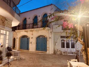 Outdoor dining - Fantastic villa with private pool & garden - peace & sea in Roumeli, Crete (Roumeli)