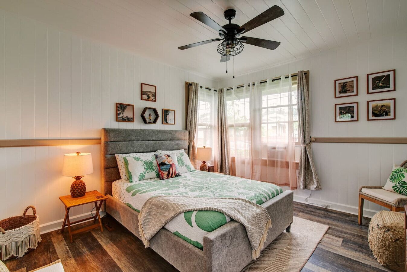 3 habitaciones, escritorio y tabla de planchar con plancha 