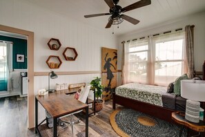 4 habitaciones, escritorio y tabla de planchar con plancha
