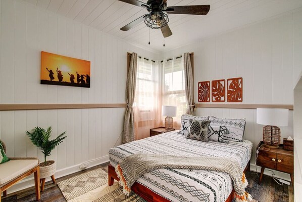 3 chambres, bureau, fer et planche à repasser, lit parapluie