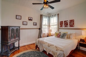 3 bedrooms, desk, iron/ironing board, travel crib - NEW - Paddler`s Inn 3BR Hilo (Hilo)
