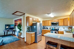 Køleskab, mikrobølgeovn, ovn, kogeplade