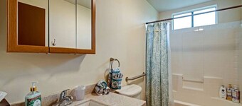 NEW - THE OUTRIGGER 3BR 2Bath - Hilo cold AC
