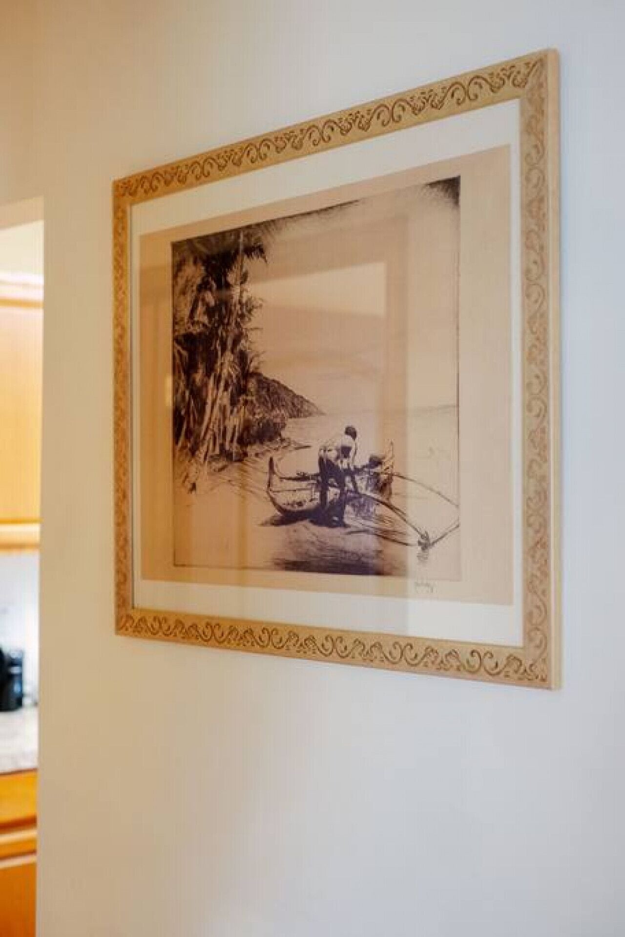 Et sort-hvid fotografi i ramme på en væg.