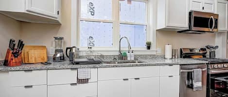 Réfrigérateur, four à micro-ondes, un four, surface de cuisson