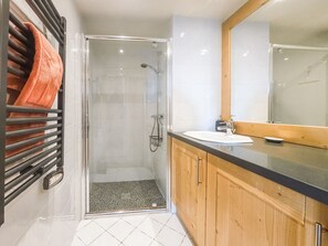 Bathroom - Ski-in/Ski-out Apt for 6 with South-West Terrace, Parking, and WiFi in St. Martin de Belleville (Saint-Martin-de-Belleville)
