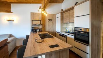 Réfrigérateur, micro-ondes, lave-vaisselle, cafetière/bouilloire