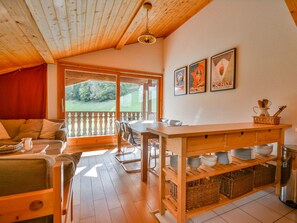 TV - Cozy 6-Person Apt, Near Center & Pistes, Parking, Balcony, Ski Locker, MultiPass Summer 2024 (Morzine)
