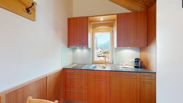 Kühlschrank, Herdplatte, Wasserkocher mit Kaffee-/Teezubehör, Toaster