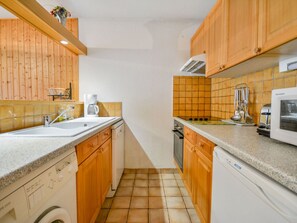 Kühlschrank, Mikrowelle, Ofen, Geschirrspüler