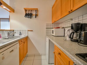 Een koelkast, een microgolfoven, een vaatwasser