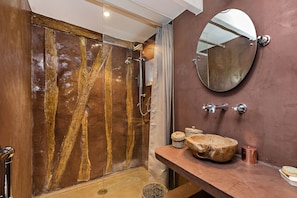 Badewanne, Haartrockner, Handtücher, Seife