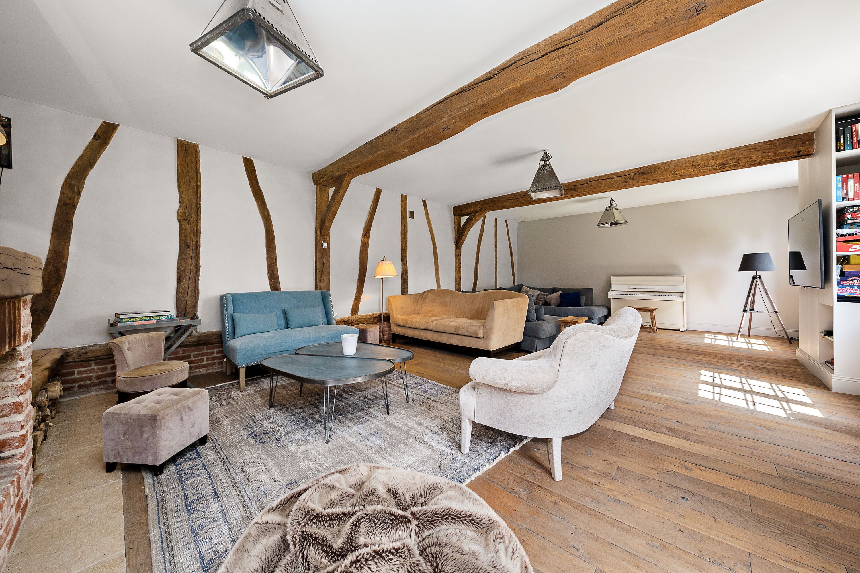 Smart TV, fireplace, table tennis