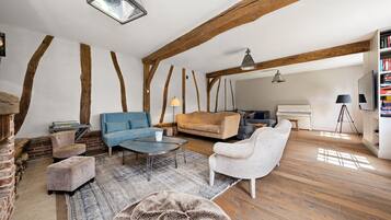 Smart TV, fireplace, table tennis