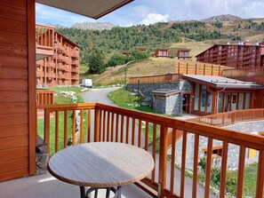 Outdoor dining - 3-room apartment with balcony, WIFI, parking and pool access, Les Arcs 1800 (Les Arcs 1800)