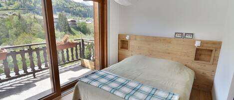 4 habitaciones, escritorio y ropa de cama