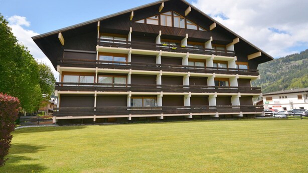 A multi-story hotel with a traditional Alpine architectural style, featuring balconies and large windows. - Studio in Morzine center, 4 pers, balcony, WIFI (Morzine)
