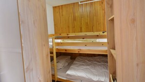 A bunk bed room with wooden walls and a ceiling light. - Studio in Morzine center, 4 pers, balcony, WIFI (Morzine)