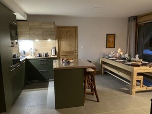 Fridge, dishwasher