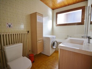 Towels - Central T4 Apartment with Parking, Near Ski Lifts – Sleeps 6 (Morzine)