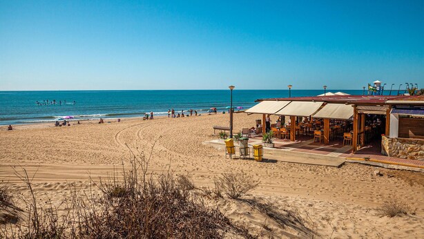 A beachside restaurant with outdoor seating and a view of the ocean. - 2 bedroom amazing home in Isla Cristina (Isla Cristina)