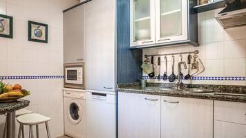 Réfrigérateur, four, plaque de cuisson, lave-vaisselle