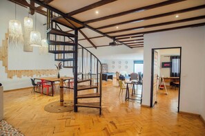 Villa de lujo, 5 habitaciones, piscina privada, vistas al jardín | Zona de estar | Una consola de videojuegos, un futbolín, una mesa de tenis de mesa