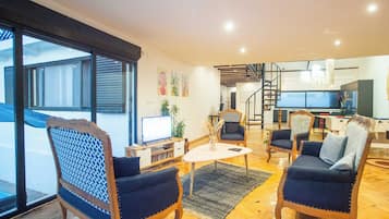 Villa de lujo, 5 habitaciones, piscina privada, vistas al jardín | Zona de estar | Una consola de videojuegos, un futbolín, una mesa de tenis de mesa