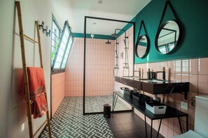 Villa de lujo, 5 habitaciones, alberca privada, vista al jardín | Baño | Regadera, amenidades de baño gratuitas, toallas, jabón 