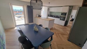 Réfrigérateur, four à micro-ondes, un four, surface de cuisson