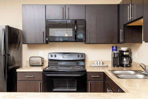 Refrigerador, microondas, horno, placa de cocina