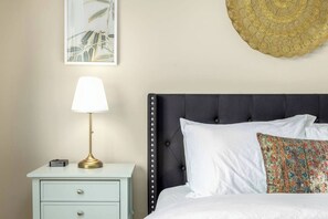 2 habitaciones, escritorio, tabla de planchar con plancha y wifi gratis