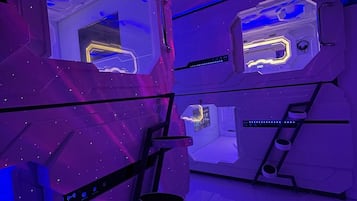 房內夾萬、書桌、手提電腦工作空間、免費 Wi-Fi