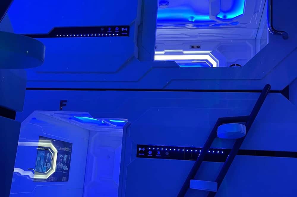BMAX SPACEPODS