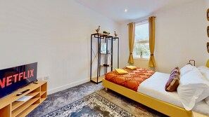 2 bedrooms, iron/ironing board, WiFi