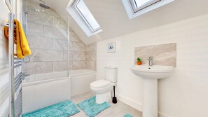 وحدات دش مع أحواض استحمام، مجففات شعر