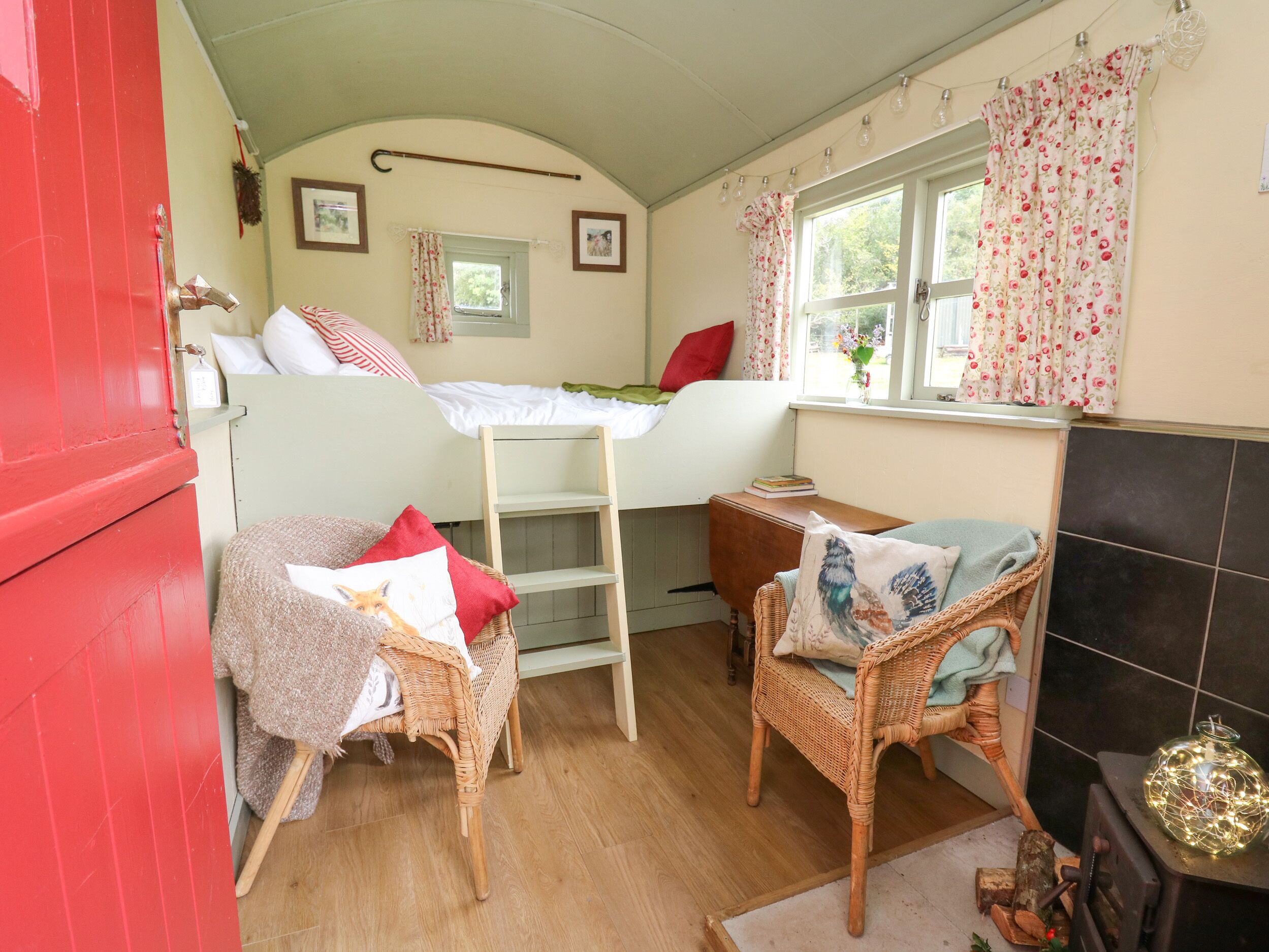 Brown Hare Shepherds Hut, Pet Friendly, With Open Fire In Llangorse - Brecon