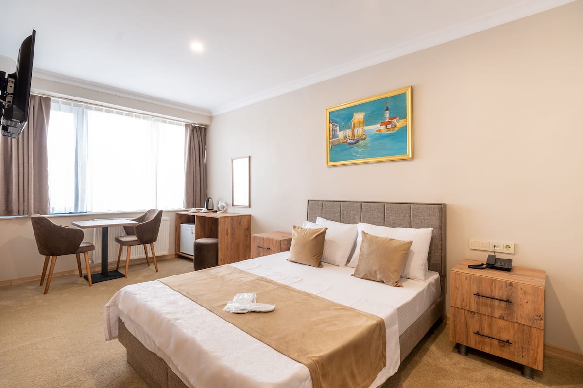 Deluxe Room | Egyptian cotton sheets, premium bedding, minibar, soundproofing