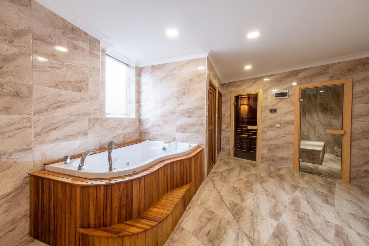 Executive Penthouse, Sauna, City View | Egyptian cotton sheets, premium bedding, minibar, soundproofing