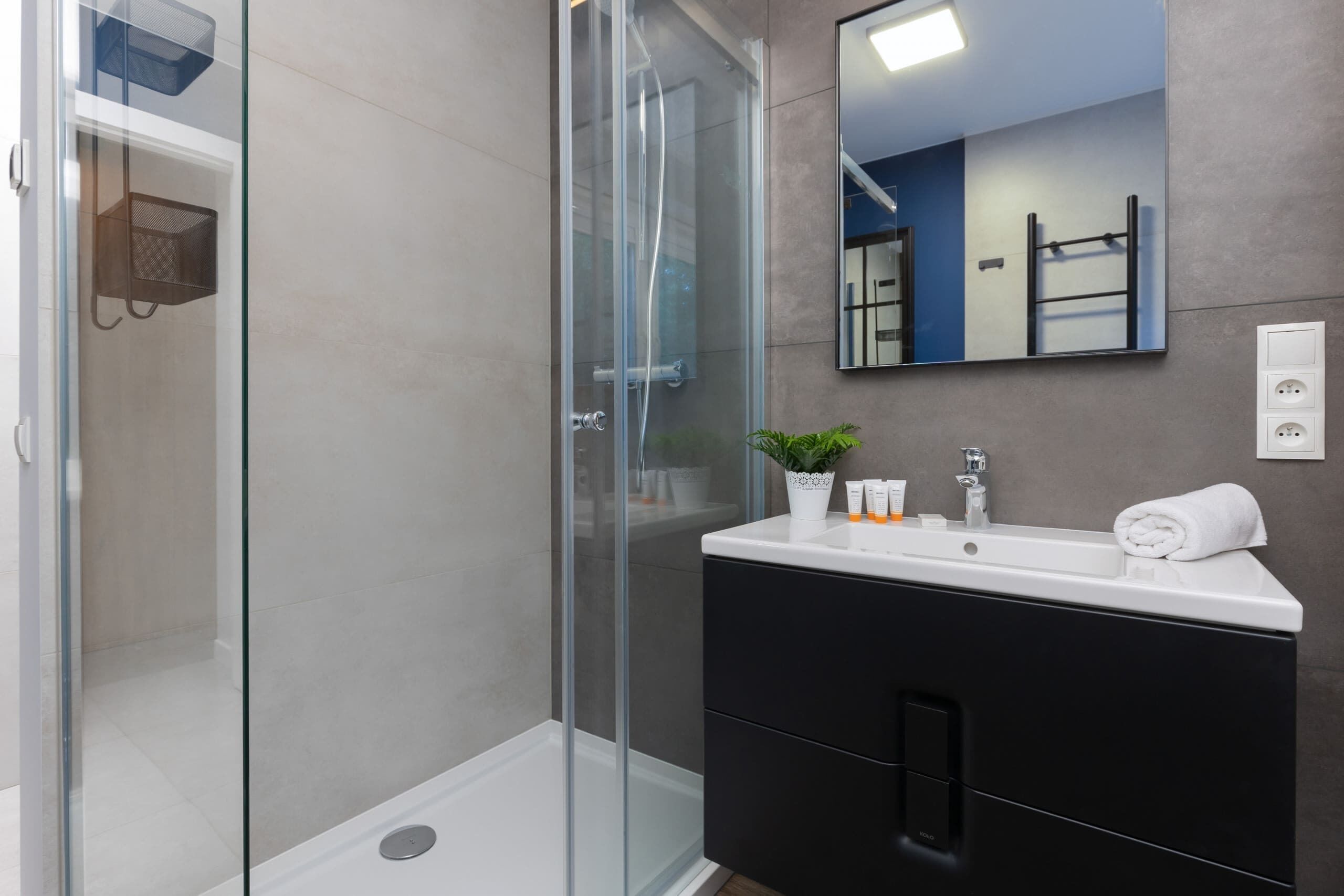 Shower, hair dryer, towels, shampoo