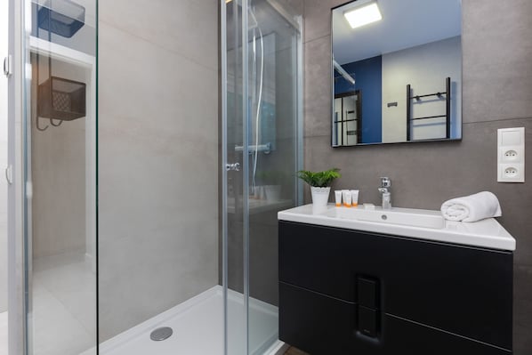 Shower, hair dryer, towels, shampoo