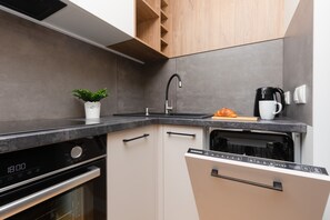 Fridge, oven, stovetop, dishwasher