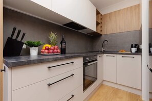 Fridge, oven, stovetop, dishwasher