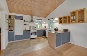 Fridge, stovetop, dishwasher, coffee/tea maker - Nice home in Gedser with WiFi (Gedser)